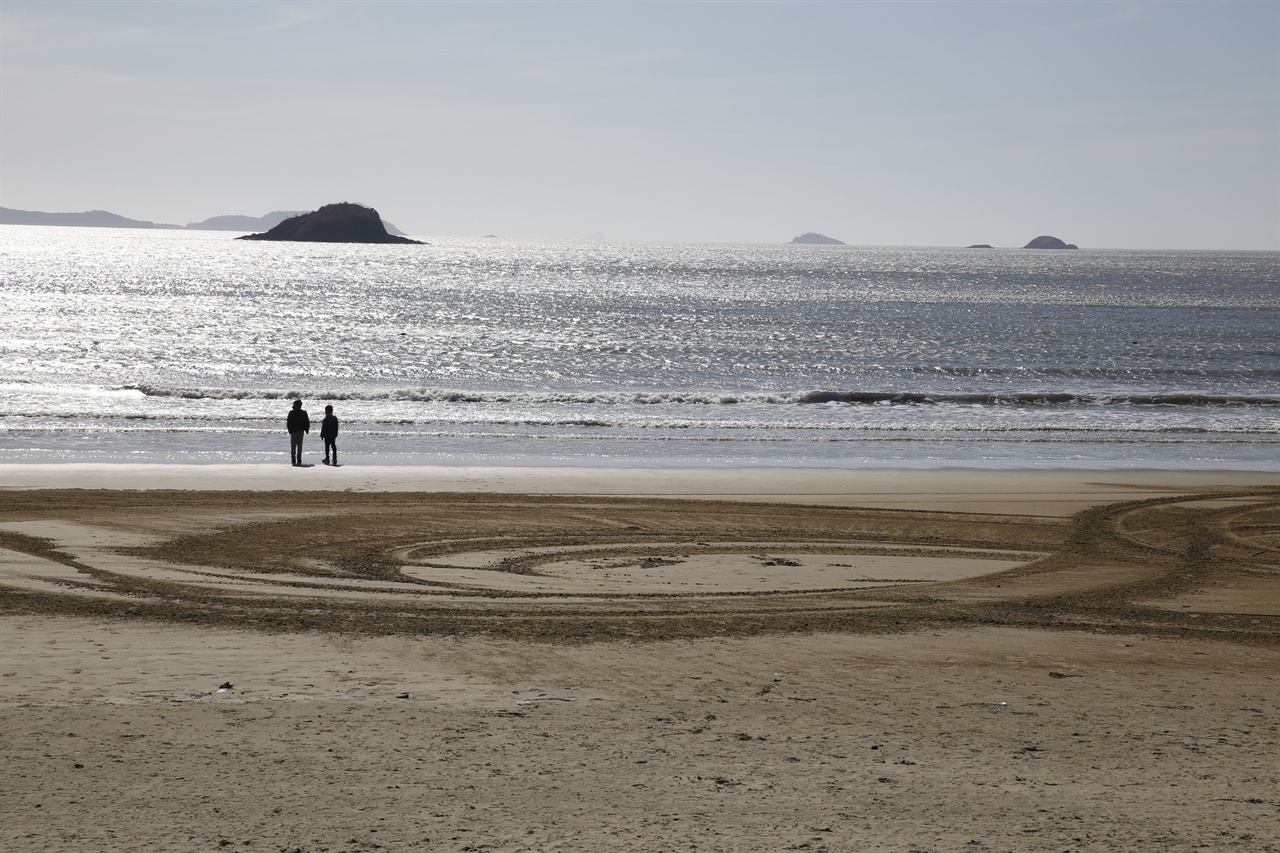  신안 자은도의 백길해변 풍경. 코로나19를 피해 해변을 찾은 여행객이 수평선을 바라보고 있다.