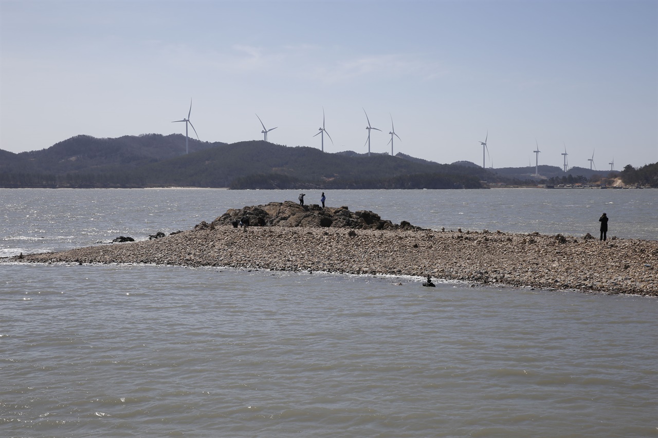  둔장해변의 무한의 다리에서 본 풍경. 풍력발전기가 돌아가는 모습이 이국적인 느낌까지 준다.