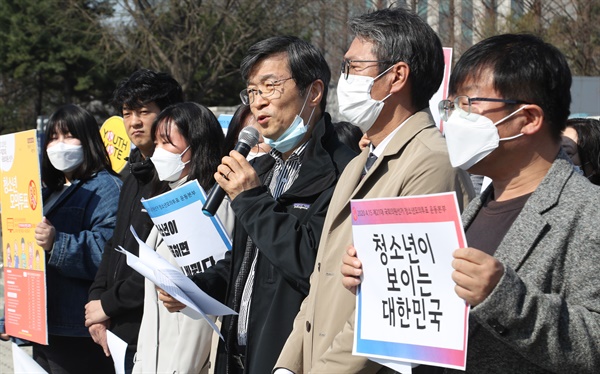 징검다리교육공동체 이사장인 곽노현 전 서울시 교육감이 3월 30일 서울 여의도 국회의사당 앞에서 열린 한국 YMCA전국연맹 4.15 청소년모의투표운동본부 발대식 기자회견에서 발언하고 있다.