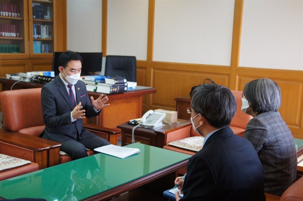‘7시간 감금’으로 이름이 알려진 채이배 민생당 의원은 차기 총선 불출마를 선언했다. 지난달 31일 대법원 김영란 양형위원장과 면담 중인 채 의원 모습.