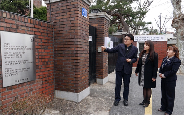 더불어민주당 황운하(대전 중구) 후보가 대전 관사촌을 돌아보고 있다.
