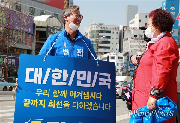  4.15총선 공식선거일 이틀째인 부산 격전지인 3일 북강서갑의 더불어민주당 전재수 후보가 구포시장 앞에서 유권자들을 만나고 있다.