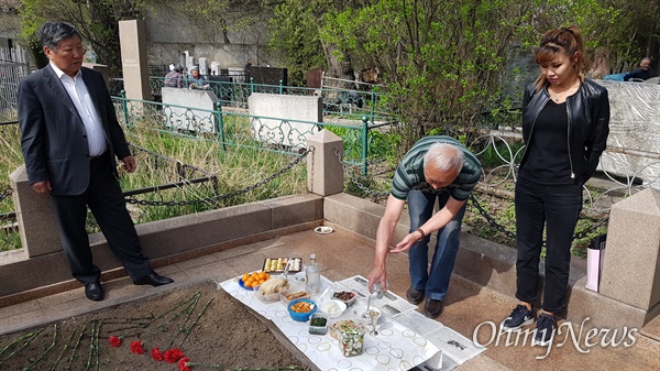카자흐스탄 알마티 고려인들의 한식 풍경. 지난해 4월 5일 릐스꿀로바 공동묘지.
