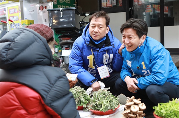  4?15총선 더불어민주당 강원도선대본부장 이광재 원주(갑)국회의원 후보가 4일 강릉 중앙시장을 방문해 김경수 후보 선거지원유세를 펼치고 있다.