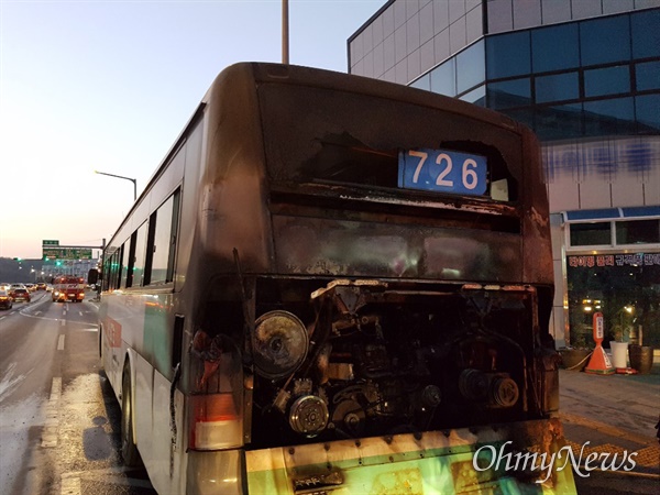 4일 오후 6시 46분쯤 대구시 북구 노원동에서 달리던 시내버스에서 불이 나 8명이 대피했다. 신고를 받고 출동한 소방당국은 10여분만에 진화했다.