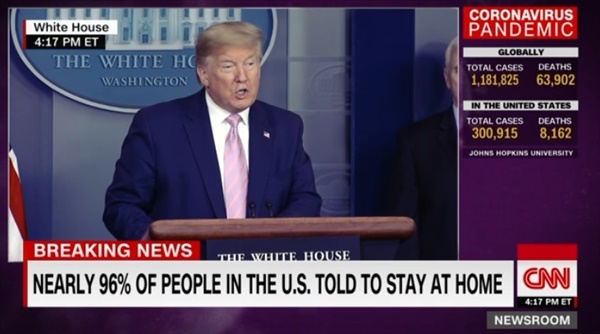 도널드 트럼프 미국 대통령의 코로나19 대응 브리핑을 보도하는 CNN 뉴스 갈무리.
