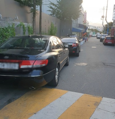 춘천 시내에 불법 주정차한 차량들의 모습  