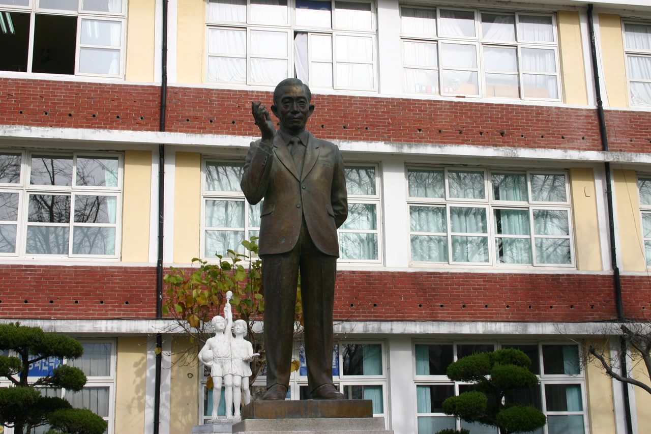 구미초등학교에 있는 박정희 동상.