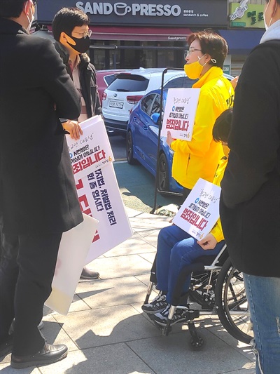 정의당 비례대표 후보들이 5일 서울 종로구 황교안 미래통합당 대표 사무실 앞에서 'n번방 발언' 사과를 요구하는 긴급 시위를 벌였다.

