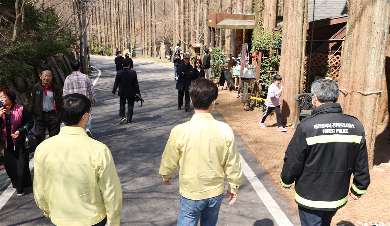 허태정 대전시장이 5일 최근 재개장한 장태산자연휴양림을 방문해 사회적 거리두기 캠페인’을 벌였다.