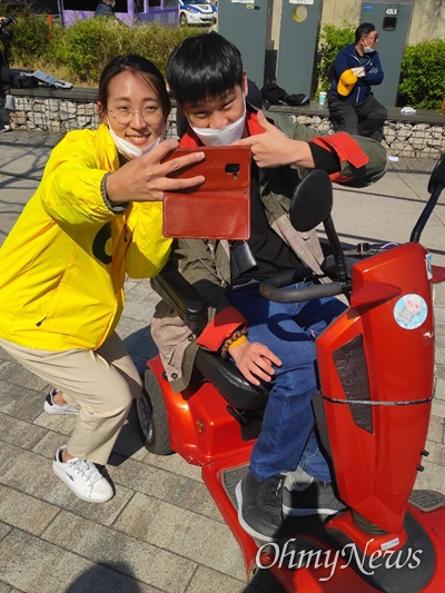 뇌병변 장애 1급 지체장애인 홍현승씨(30세 남성, 서울 도봉구 거주, 사진)는 전동휠체어에 탄 채로 한 시간 넘게 이어진 행사를 끝까지 지켜봤다. “국회에서 소외계층을 대변하는 건 정의당밖에 없다고 본다”고 한 그는 행사 뒤 장혜영 후보(비례 2번, 왼쪽)와 함께 셀카를 찍었다.