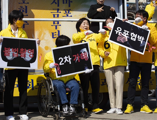  심상정 정의당 상임선대위원장(당대표)이 5일 오후 서울 연남동 경의선 숲길에서 열린 '지금당장 n번방 해결촉구 집중유세' 뒤 ‘2차 가해, 불법촬영’ 고리를 끊자는 등 관련 퍼포먼스를 하고 있다.