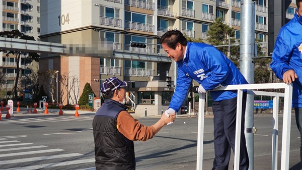  한 아파트 앞에서 유세가 끝나자 70대로 보이는 한 어르신이 다가와 조 후보에게 악수를 건네며 '힘내라'고 외친다.