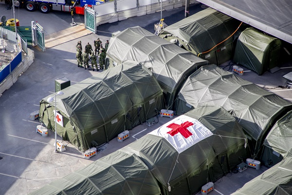 A field hospital is being built on March 24 (local time) to accommodate patients with COVID-19 on the grounds of Ostra Sjukhuset Hospital in Goteborg, Sweden.