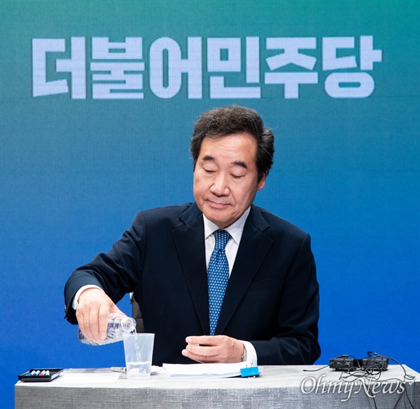제 21대 총선 종로에 출마한 더불어민주당 이낙연 후보가 6일 오후 서울 강서구  한 방송제작센터에서 종로구 선관위 주최 토론회를 준비하고 있다.