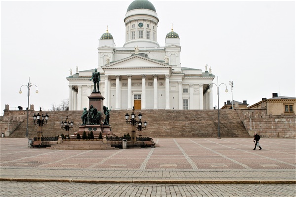 The area around Helsinki Cathedral, where tourists always flock, is deserted due to COVID-19. 