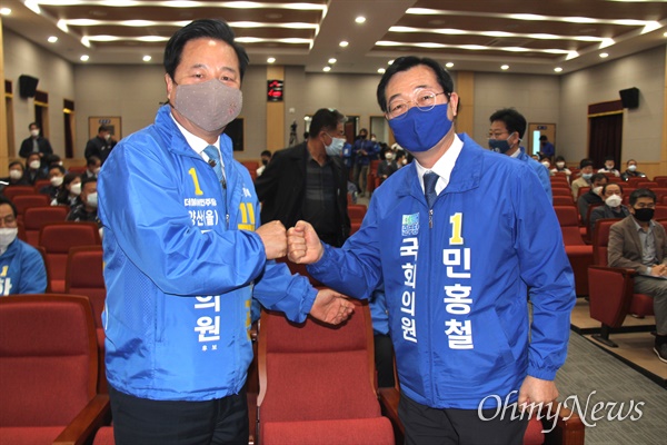 더불어민주당 김두관 의원과 민홍철 의원이 4월 6일 오전 한국노총 경남본부에서 열린 '정책 협약식'에 참석해 인사를 나누고 있다.