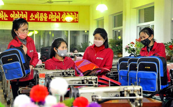 북한 노동당 기관지 노동신문은 1일 평성애국가방공장의 사진을 싣고 "질 좋은 제품을 더 많이 (생산하자)"라고 주문했다.