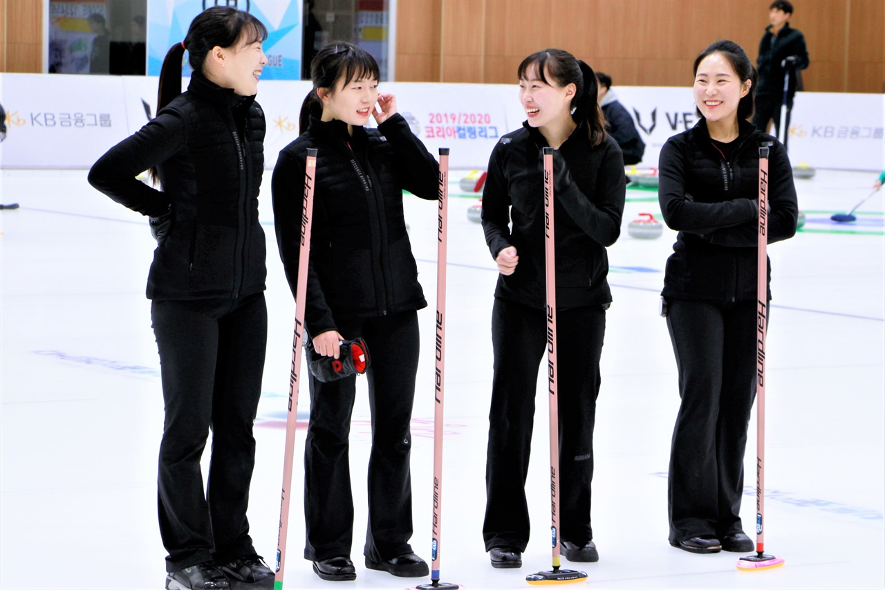  전북도청 컬링팀의 여자부 선수들. 전북도청은 최근 전현직 국가대표로 꾸려진 믹스더블 팀을 창단했다.
