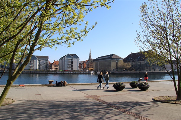 코펜하겐 시내 니하운 근처의 4월6일 풍경. 봄은 왔지만 시민들은 봄을 만끽하지 못하고 있다.