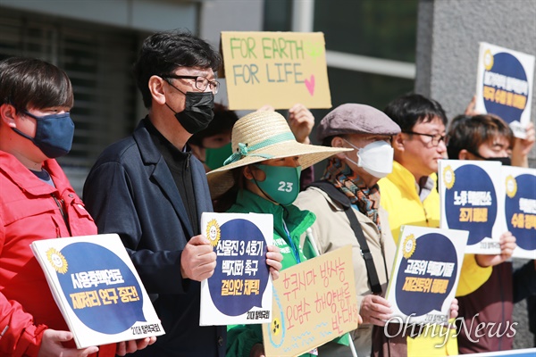 부산지역 70여 개 단체로 이루어진 탈핵부산시민연대가 7일 부산시청 광장에서 각 정당으로 보낸 탈핵 관련 정책의제 질의서 답변 결과를 공개하고 있다. 탈핵부산연대는 찬성 응답을 보낸 노동당, 녹색당, 미래당, 민중당, 정의당 등 5개 진보정당과는 정책협약식을 맺었다.