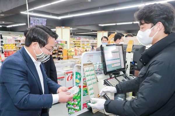 오세현 시장이 코로나19로 영업에 어려움을 겪는 지역 마트에 방문해 아산사랑 상품권으로 물건을 구입하고 있다.