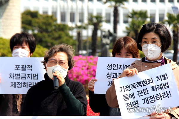 경남여성단체연합은 4월 7일 오전 경남도청 정문 앞에서 "총선 후보에 요구하는 주요젠더정책과제 공개질의서 답변 취합 결과"를 발표했고, 김윤자 대표가 발언하고 있다.