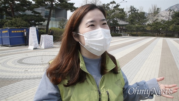 간호사인 김정은 전국보건의료산업노동조합 서울시 서남병원지부 지부장이 7일 오전 서울 종로구 분수대광장에서 열린 코로나19 극복과 감염병 대응체계 및 의료안전망 구축, 의료인 보호대책 마련을 위한 긴급 사회적 대화 촉구 기자회견에 참석한 뒤 <오마이뉴스>와 인터뷰를 하고 있다.