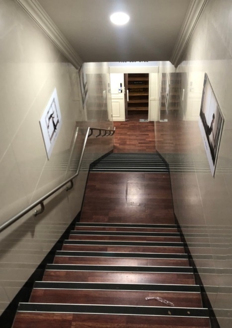 스터디카페는 주로 건물 지하에 위치해 계단을 내려가야 하는 곳들이 많다.
