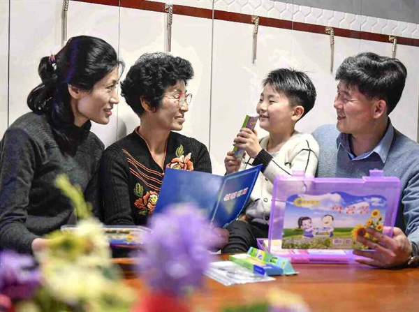 노동당 기관지 노동신문은 31일 3면을 할애해 김정은 국무위원장이 섬마을 아이들에게 '해바라기' 학용품을 보냈다면서 관련 보도를 게재했다.
