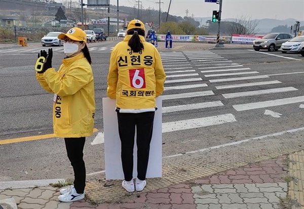 정의당 신현웅 후보 아내(사진, 왼쪽 첫번째) 역시 남편의 당선을 위해 매일 거리에 나서고 있다. 