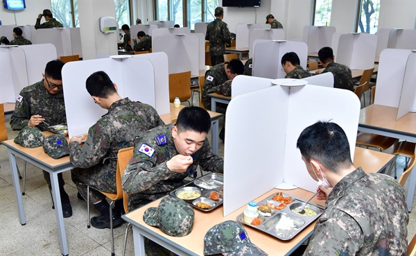 지난 1일 공군 제11전투비행단 소속 병사들이 '코로나19' 확산방지 종이 가림막이 설치된 테이블에서 점심을 먹고 있다. 2020.4.1