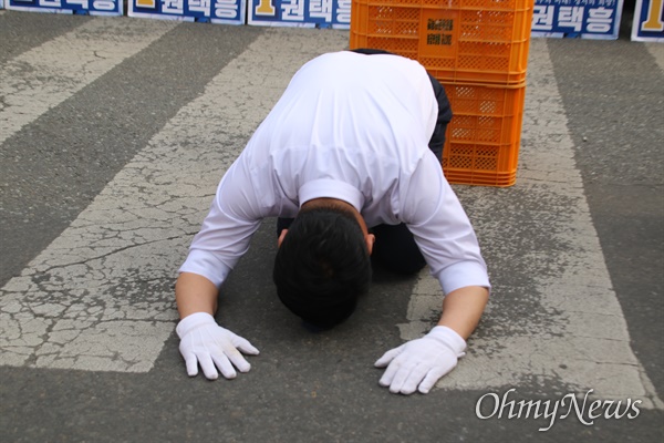 권택흥 더불어민주당 대구 달서갑 국회의원 후보가 지난 6일 달서구 이곡동 월요시장에서 시민들을 향해 큰절을 하고 있다.