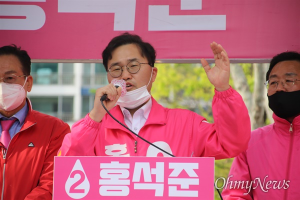 대구 달서갑 선거구에 출마한 홍석준 미래통합당 후보가 지난 6일 달서구 이곡동 월요시장 앞에서 유세를 하고 있다.
