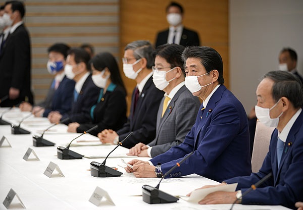 아베 신조 일본 총리(오른쪽 두번째)가 지난 7일 도쿄의 총리관저에서 열린 코로나19 대책본부 회의에서 도쿄도 등 7개 광역지자체를 대상으로 긴급사태를 선언하고 있다.
