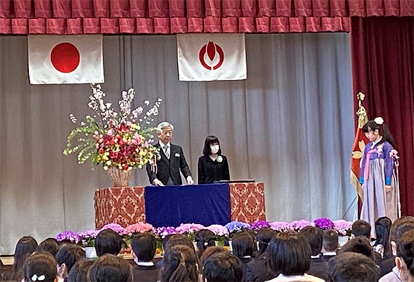 일본 중학교 입학식에 참가한 둘째가 한복을 입은 채 강단에 올랐다.