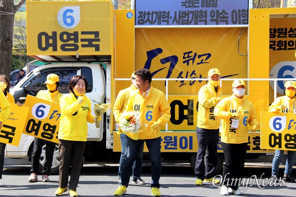  정의당 심상정 대표가 8일 창원 방송시장을 찾아 여영국 후보 지원 활동을 벌였다.