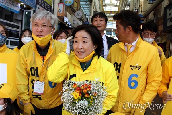 정의당 심상정 대표가 8일 창원 방송시장을 찾아 여영국 후보 지원 활동을 벌였다.