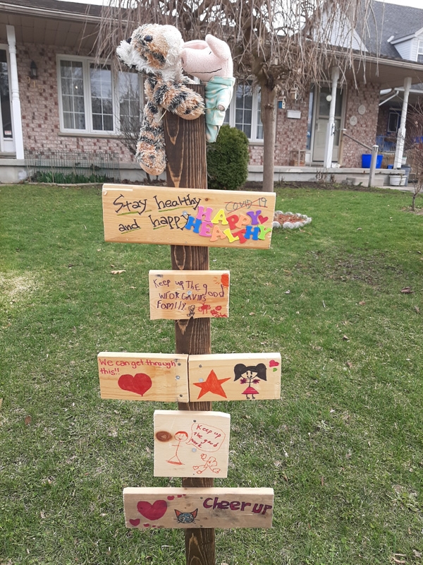 아이들이 이웃에게 응원의 메시지를 전하자고 만든 표지판.