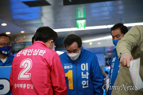 이날 서면역에서 열린 사전투표 캠페인이 갑자기 등장한 서병수 통합당 후보와 인사를 나누고 있는 이낙연 위원장. 