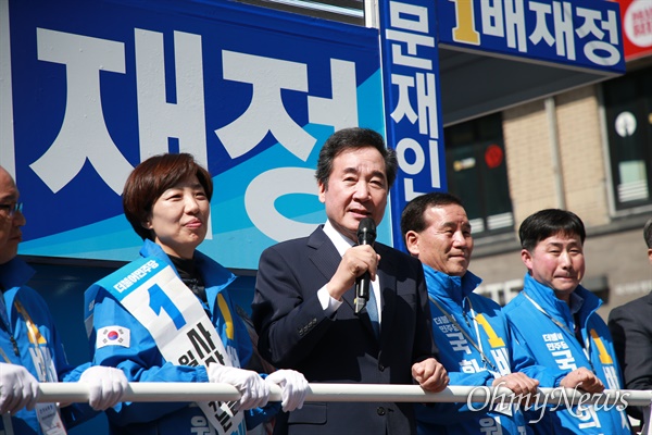 이낙연 더불어민주당 상임공동선대위원장이 8일 격전지인 부산을 찾아 지원에 나섰다. 그는 이날 중.영도와 부산진구, 사상을 잇달아 돌며 민주당 후보 지지를 호소했다. 