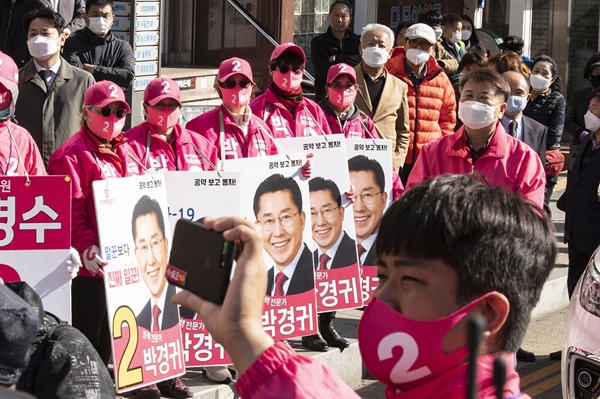 미래통합당 김종인 총괄선대위원장은 7일 오후엔 공주·부여·청양, 아산, 천안을 찾아 지원유세에 나섰다. 