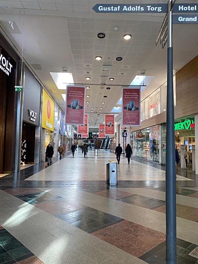 스웨덴 예테보리에 위치한 대형 쇼핑몰 놀드스탄(Nordstan)의 전경. 평소 쇼핑객으로 붐비는 곳이지만 현저히 이용객이 줄어들었다. 