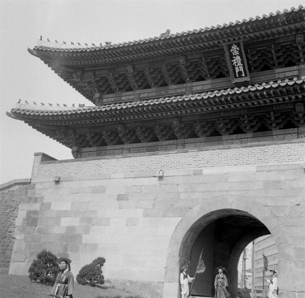 조원재가 도편수로 맡아 완공된 1965년 숭례문의 모습