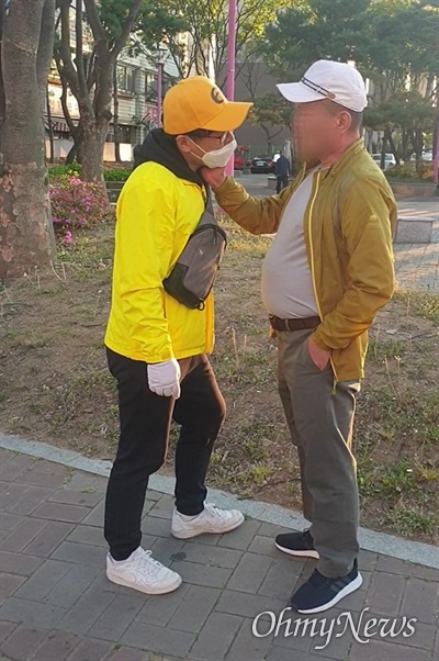 8일 오후 대구시 북구 산격동 연남네거리에서 선거운동을 벌이고 있던 조명래 정의당 후보의 유세현장에서 자신이 양금희 미래통합당 지지자라고 밝힌 한 남성이 선거운동원의 뺨을 대리고 욕설을 퍼붓는 등 난동을 부렸다.