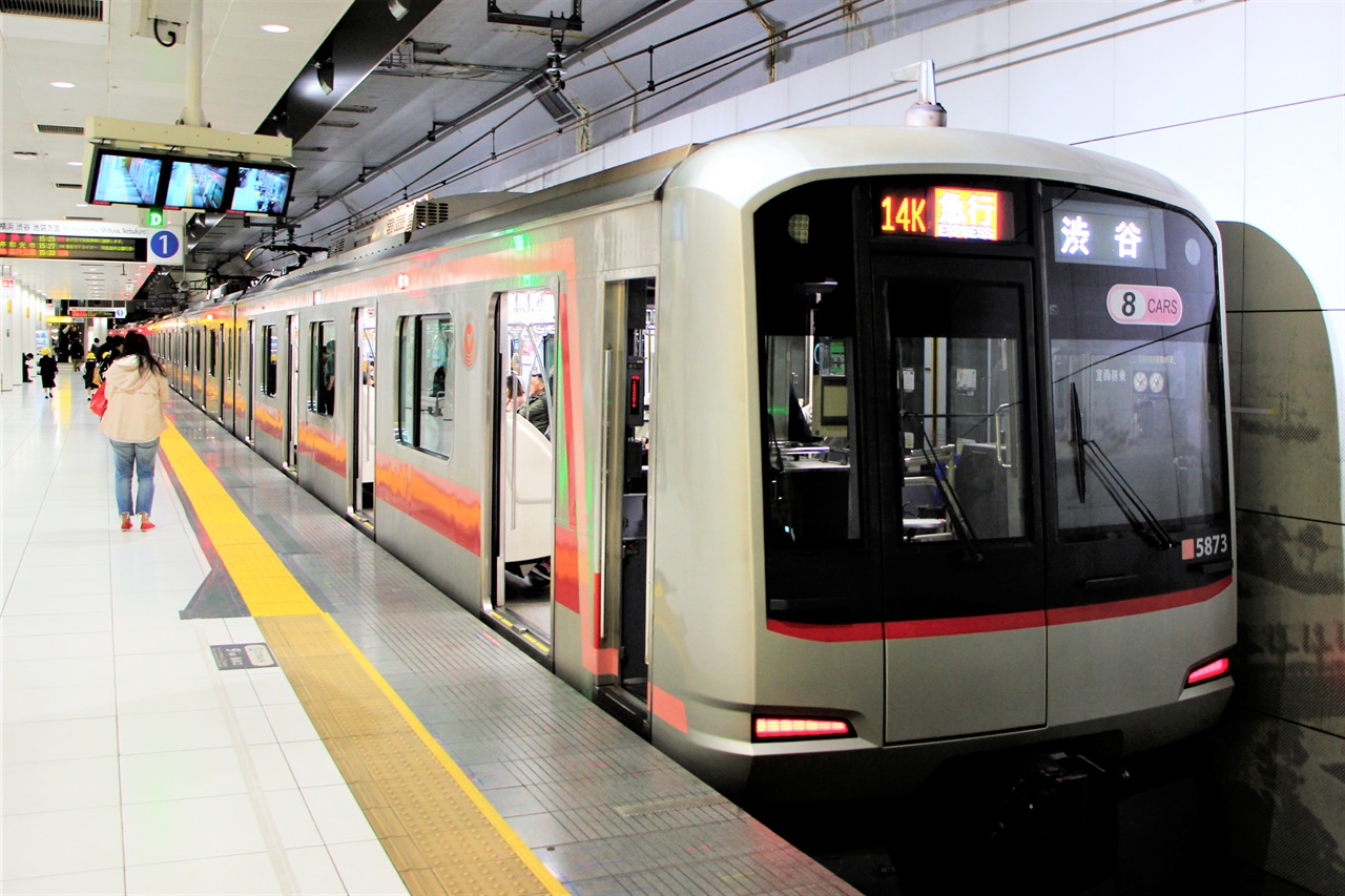 일본의 광역철도인 도큐 전철의 모습. 2004년 도큐 전철의 1.9km 구간을 지하화하는 데에 1천억 엔에 육박하는 비용이 들었다. 