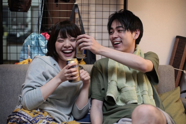  영화 <사랑이 뭘까> 스틸 컷. 테루코(키시이 유키노·왼쪽)는 좋아하는 남자인 마모루(나리타 료)와 같은 밤을 보내고 데이트도 한다. 하지만 마모루는 자신이 필요할 때만 테루코를 부른다.