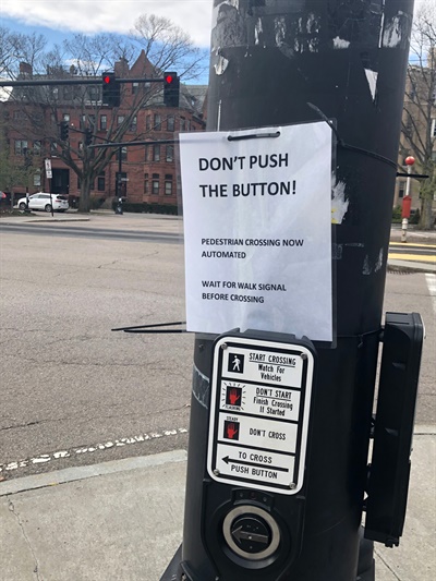 미국 보스턴 지역에서는 횡단보도 신호등을 자동으로 변경하고 행인들에게 버튼을 누르지 말라고 안내문을 붙여놓았다.