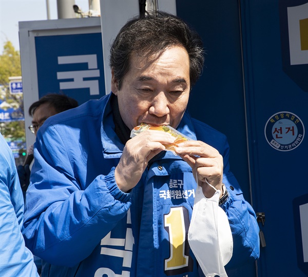 9일 오전 서울 종로구 창신동 유세현장에서 더불어민주당 이낙연 후보가 지지자로부터 과일즙을 선물 받고 즉석에서 마시고 있다. 