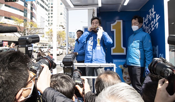9일 오전 서울 종로구 창신동 유세현장에서 더불어민주당 이낙연 후보가 지지자로부터 과일즙을 선물 받고 즉석에서 마시고 있다. 